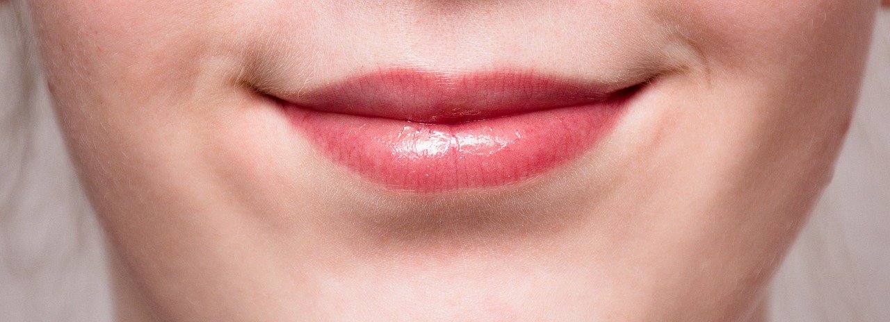 唇の両端がへの字型に下がっていると、顔のたるみはますます目立つようになっていきます。キュキュッと口角を持ち上げて笑顔を作れば、弛みの防止にもなるし、見た感じも美しくなりますよね。