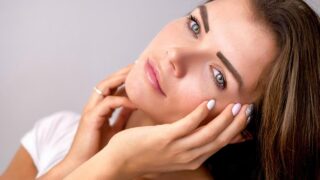 患者はそれぞれ一人一人肌の性質は異なりますし、生まれつきドライスキンなのか、そうではなくて生活習慣など後天的なものによるドライ肌なのかに応じて対応方法が異なってきますので、想像以上に注意が必要とされます。